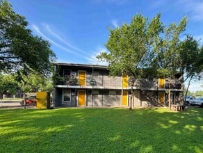 Building Photo - Recently Remodeled Studio Apartment In Hot East Austin!