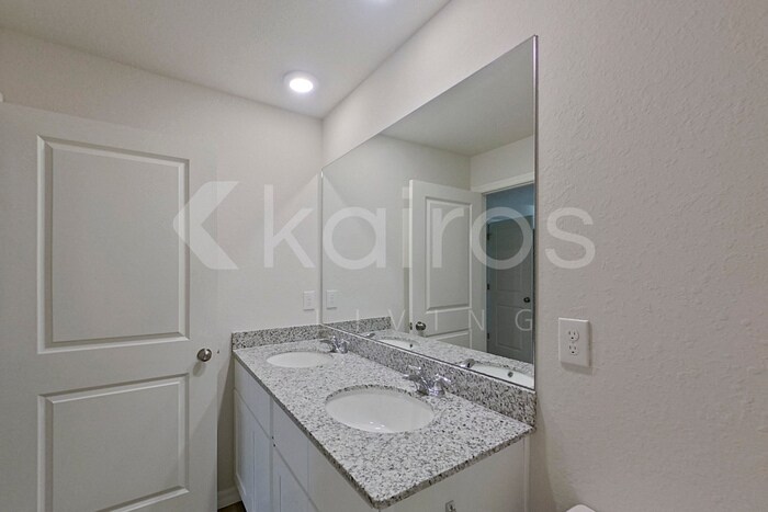 Building Photo - 1156 Sword St