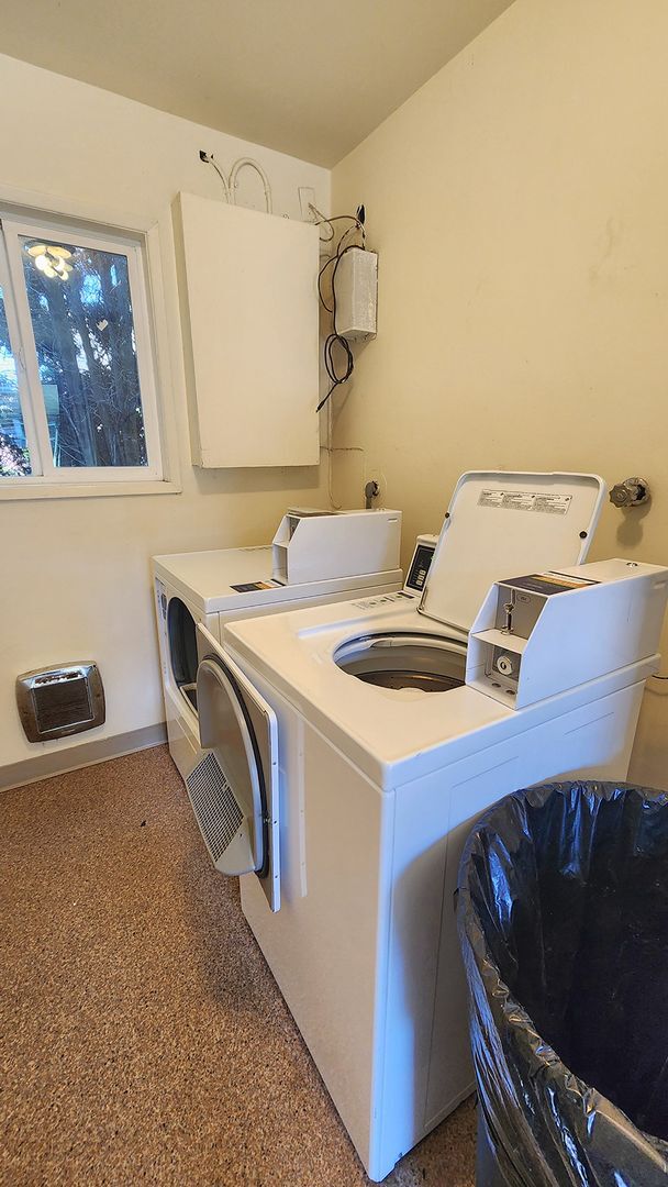 Building Photo - 1865-1865 SE Oak St