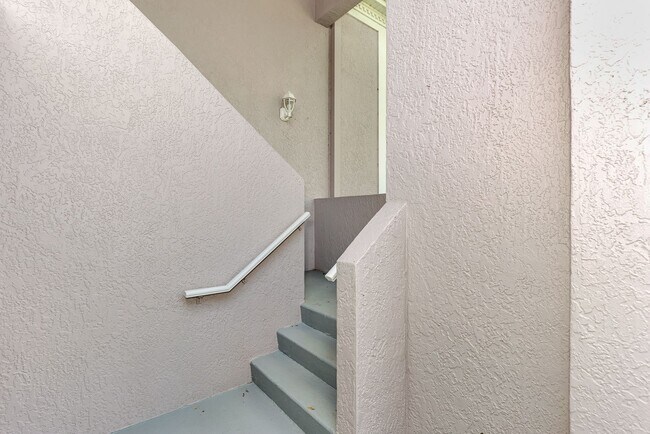 Building Photo - GEORGOUS 2 BEDROOM, 2BATHROOM, TURN KEY FU...