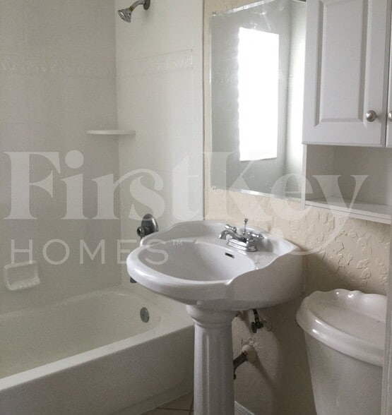 Building Photo - 900 W Bloxham St