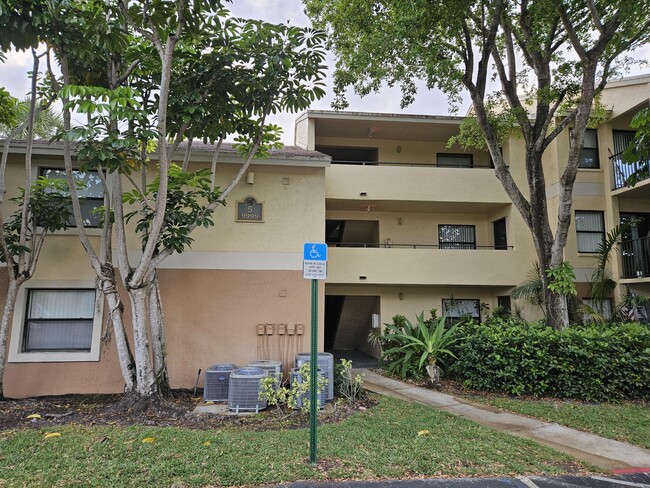 Building Photo - 9999 Summerbreeze Dr