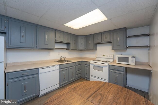 Building Photo - 2134 Forest Ln