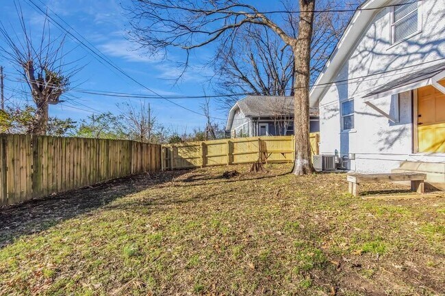 Building Photo - 1851 Manila Ave