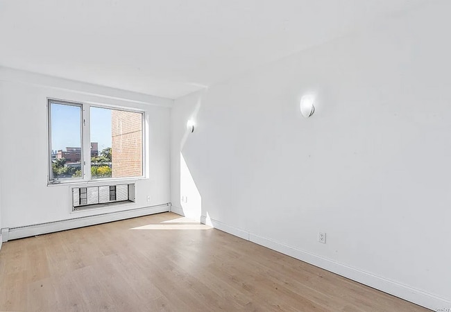 Building Photo - APT 4H