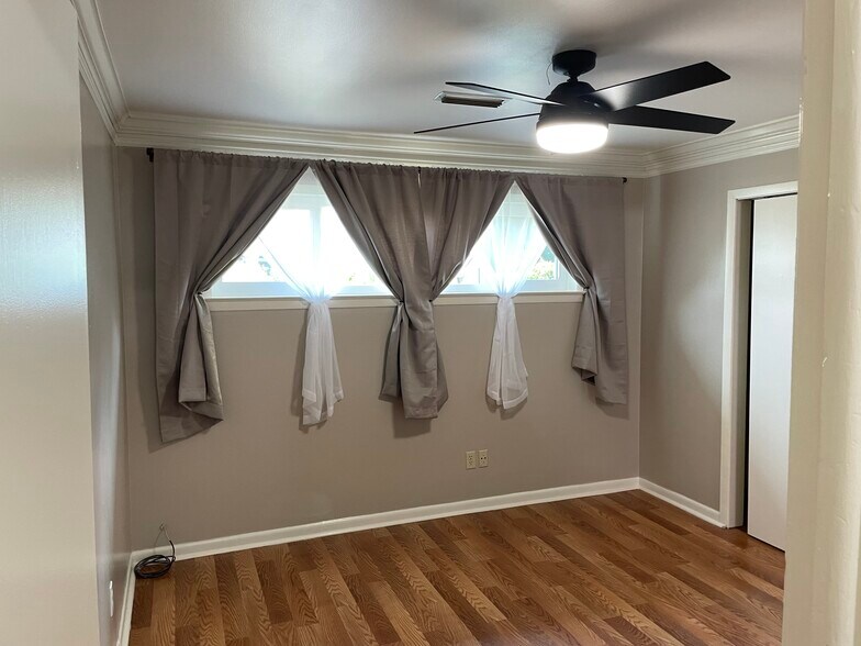 Back Bedroom - 214 Moncrief St