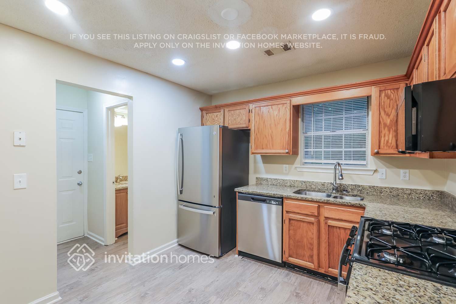 Building Photo - 220 Rosewood Dr