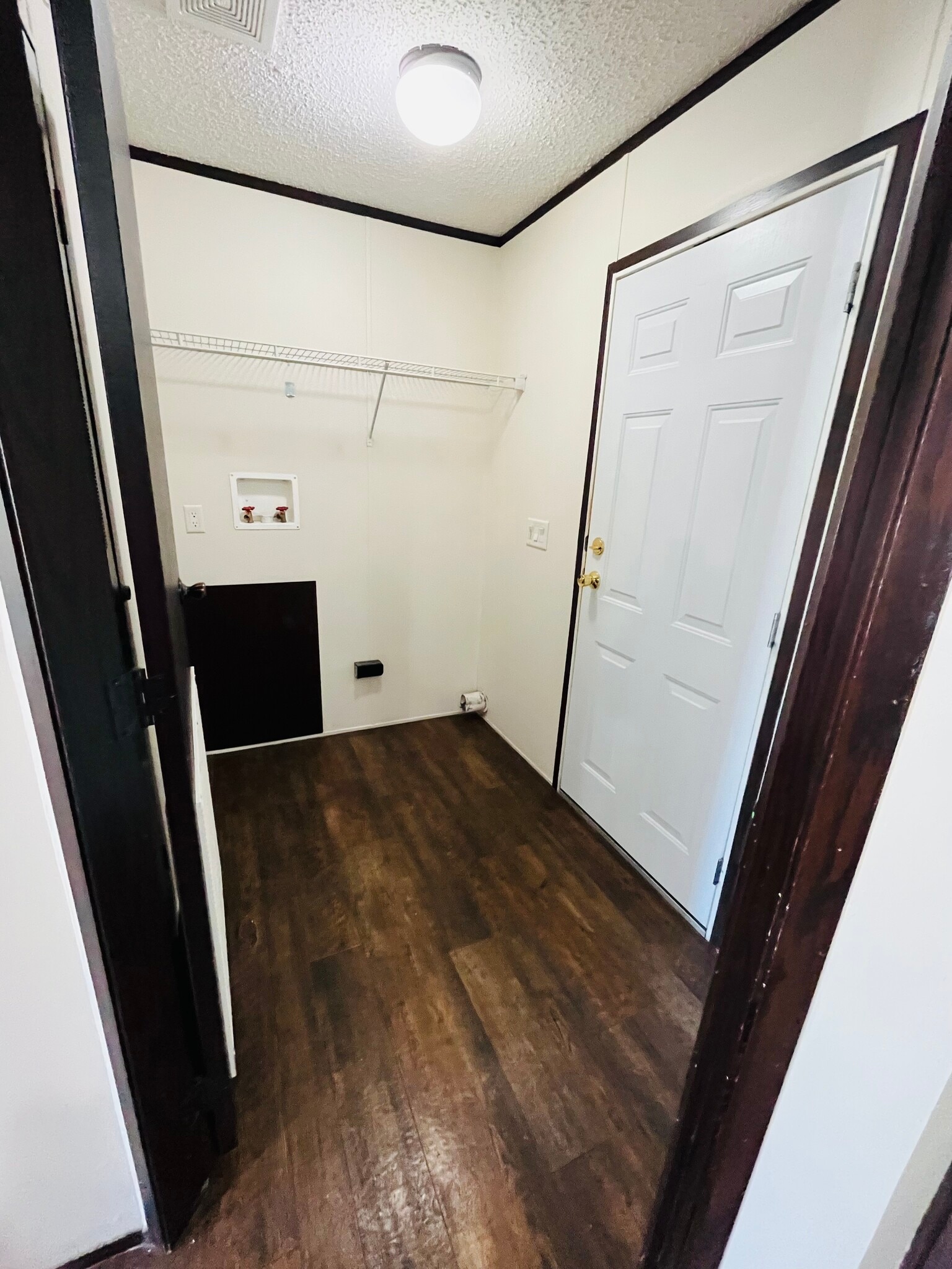 Building Photo - 15621 Pine Ridge Dr