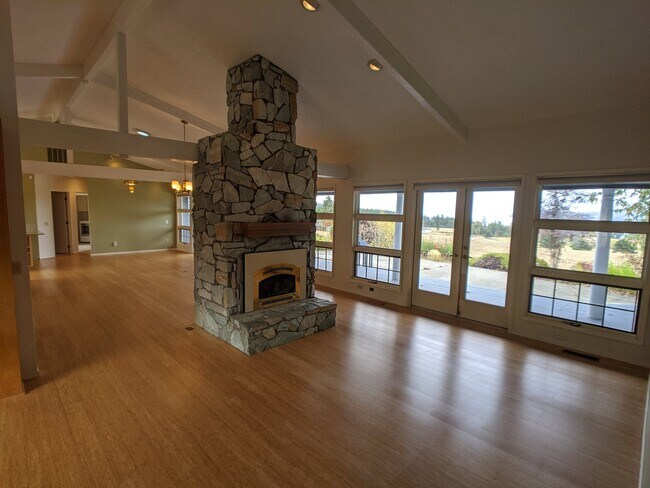 Building Photo - 3 bed 3 bath on 4.8 acres w/ beautiful wat...