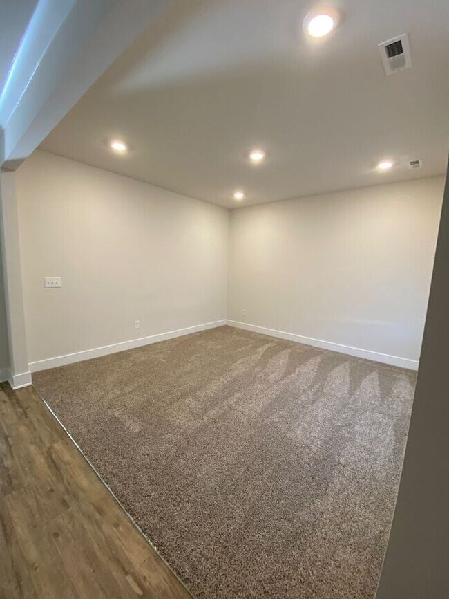 Building Photo - **Coming Soon! **Gorgeous and spacious!