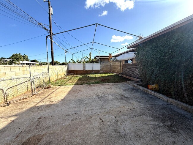 Building Photo - Ewa Beach- 8 bedrooms/4 baths/Carport/Spac...