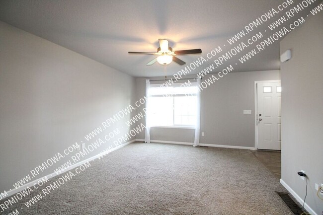 Building Photo - 633 Newport Pl