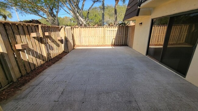 Building Photo - 117 1st Ct