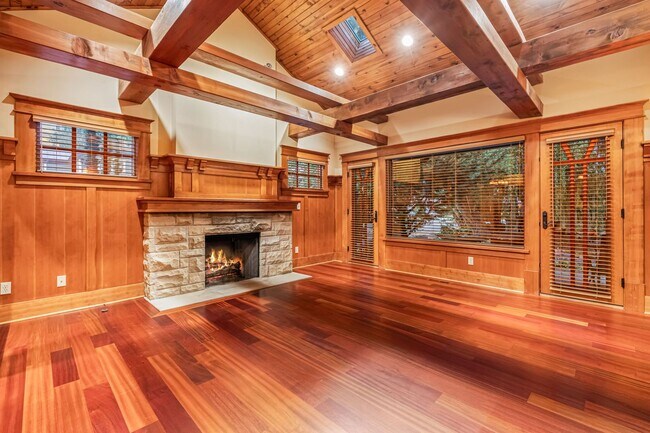 Building Photo - Luxury 3-Bedroom, 2.5-Bath Townhouse Retreat in the Heart of Boise