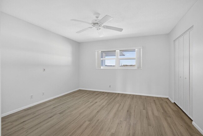 Building Photo - 100 Shore Ct