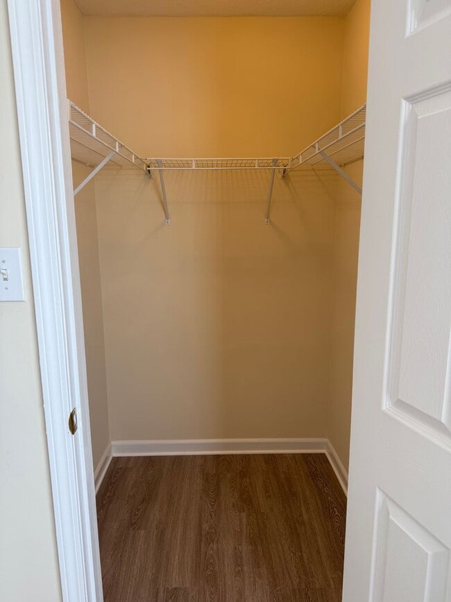 Building Photo - Updated 4 Bedroom 2.5 Bath house in conven...