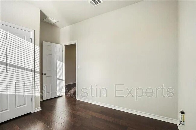 Building Photo - 405 Coba St
