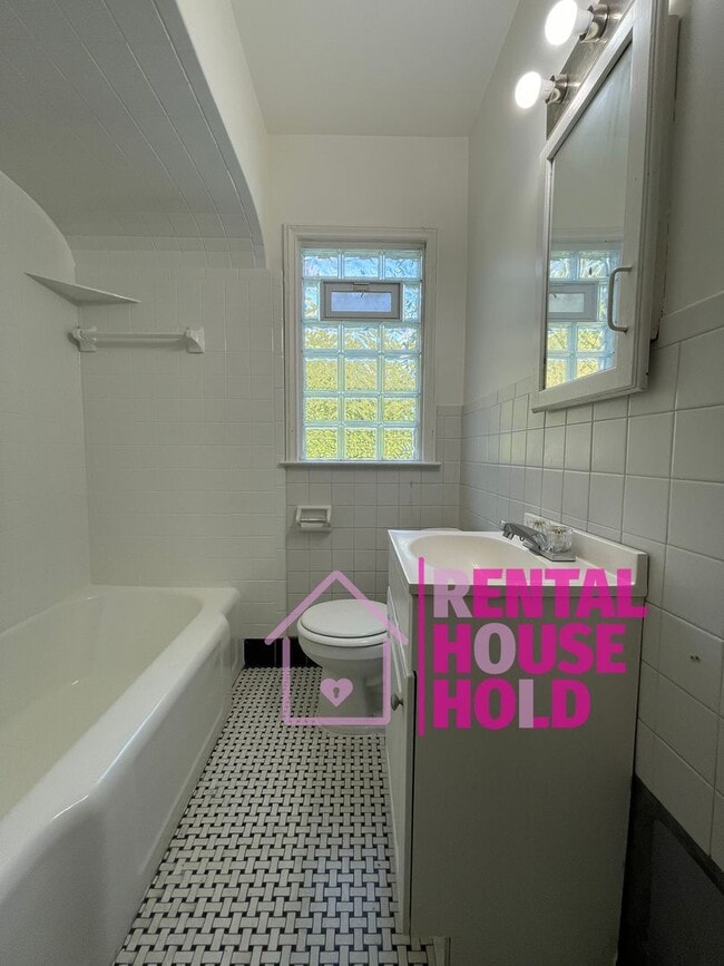 Building Photo - Beautiful 2 Bedroom 1 Bath Home East Engli...