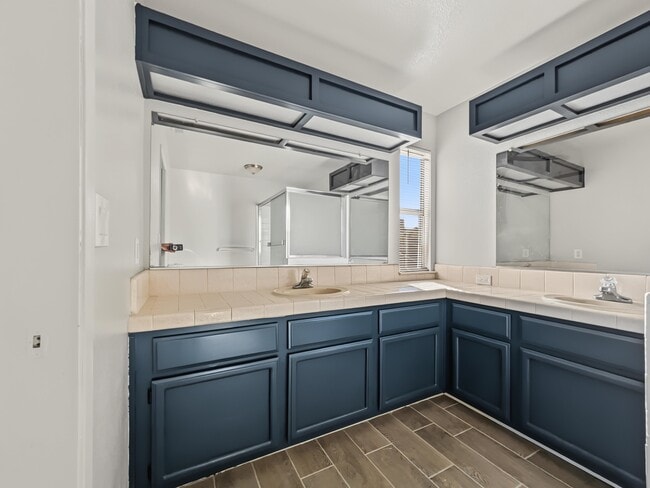Building Photo - 3016 Park Royal Dr