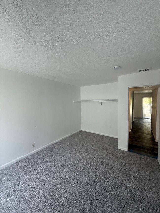 Building Photo - Beautifully Newly Refurbished Condo, 2 Bed...