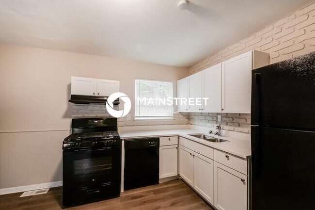 Building Photo - 3 Bedroom Pet-Friendly Home in St. Louis, MO with Main Street Renewal