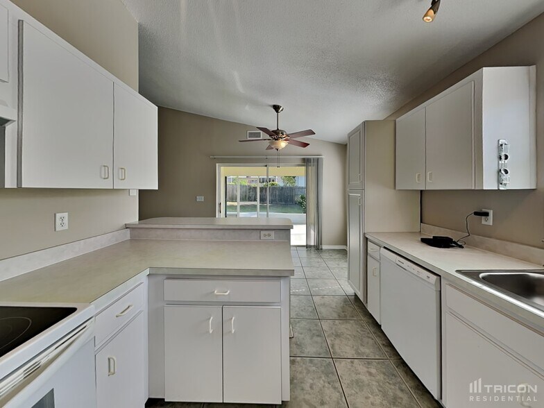 Building Photo - 7641 Manor Dr