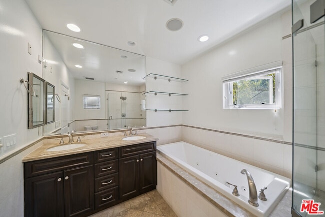 Building Photo - 1529 S Beverly Dr