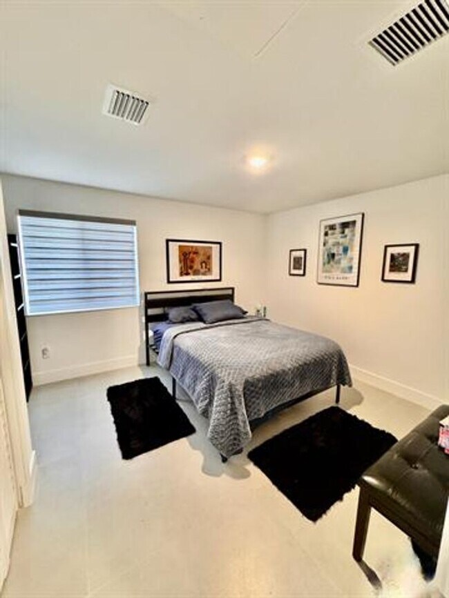 Building Photo - 1081 Wilshire Cir E