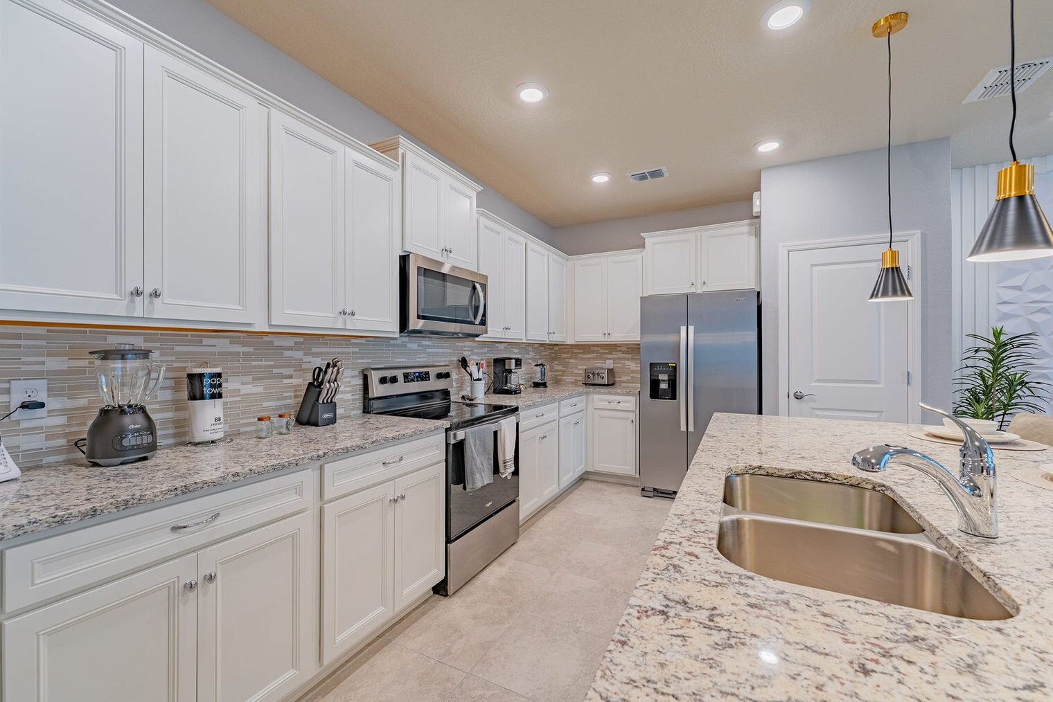 Building Photo - 890 Paradise Dr