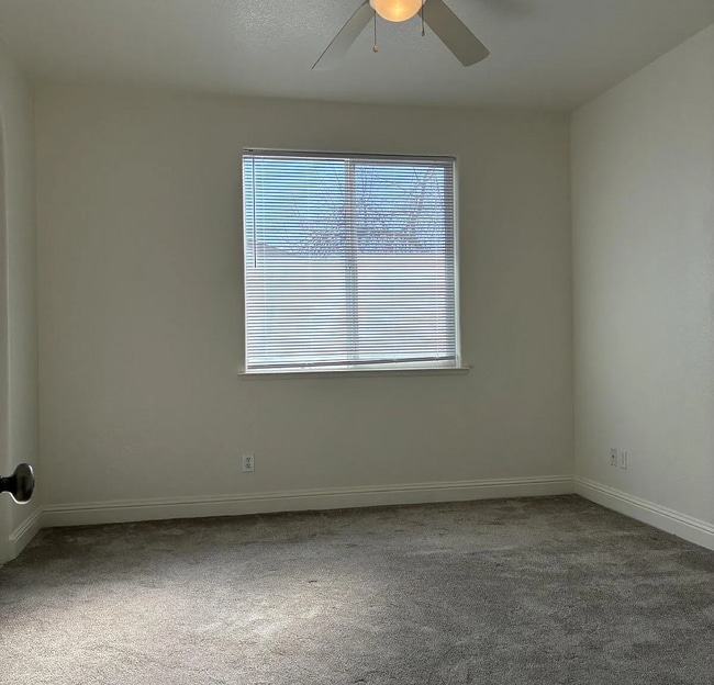 Building Photo - Spacious 4-Bedroom Haven with 2 Baths