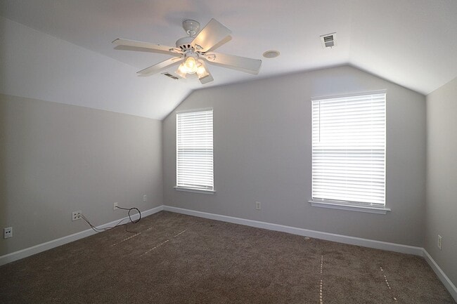 Building Photo - Location! Location! 3 bedroom End Unit Tow...