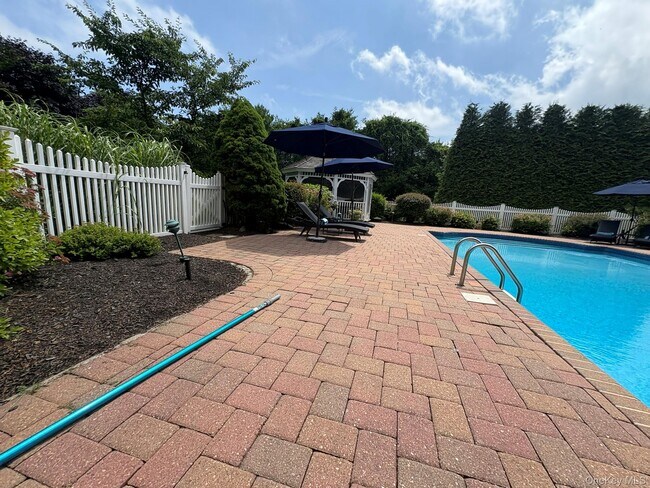 Building Photo - 365 Chablis Path