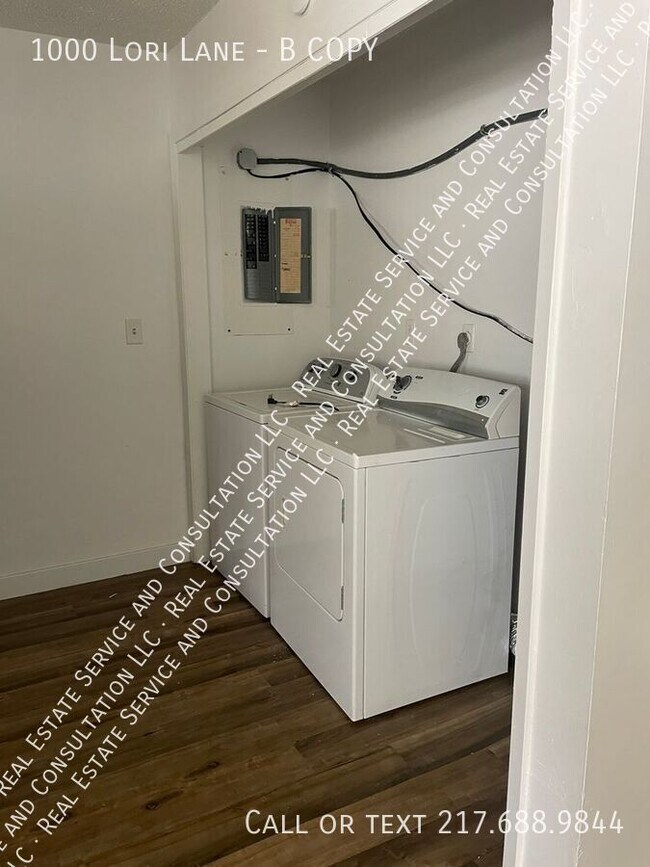 Building Photo - 1000 Lori Ln