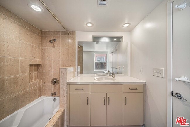 Building Photo - 726 W 37th St