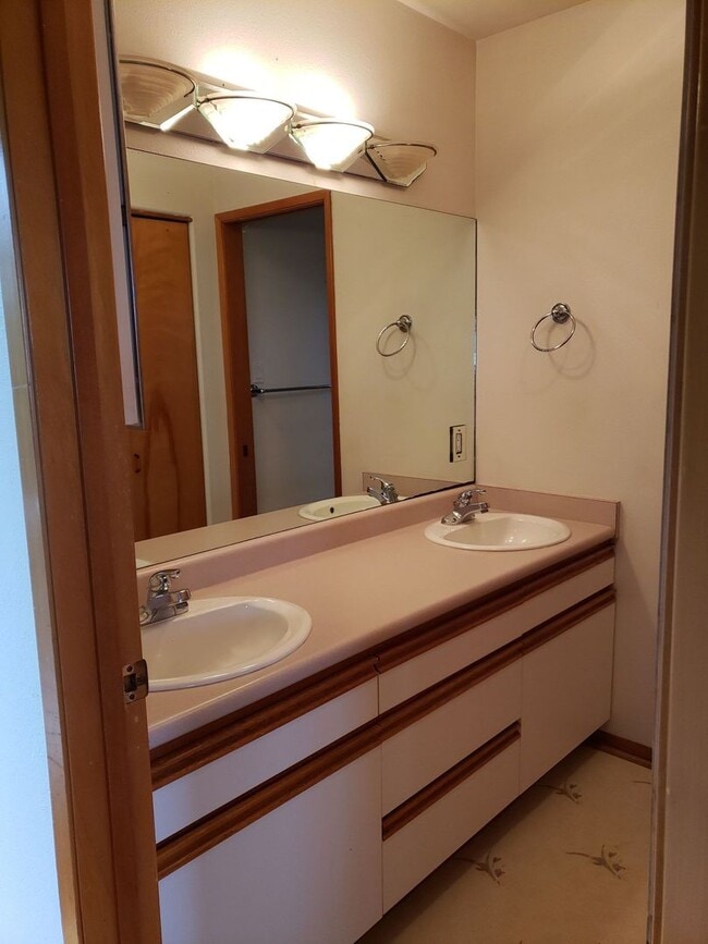 Building Photo - 1 bd. 1ba. Unfurnished Kula Cottage - Lowe...