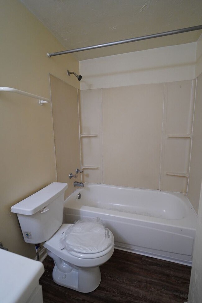 Building Photo - N Duval St Apts