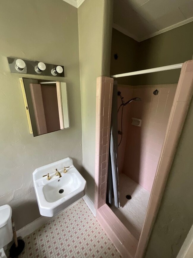 Building Photo - Cozy 1/1 Cottage at Hill Loop in Bonifay with Water/Sewer, Garbage, and Lawn Maintenance Included!