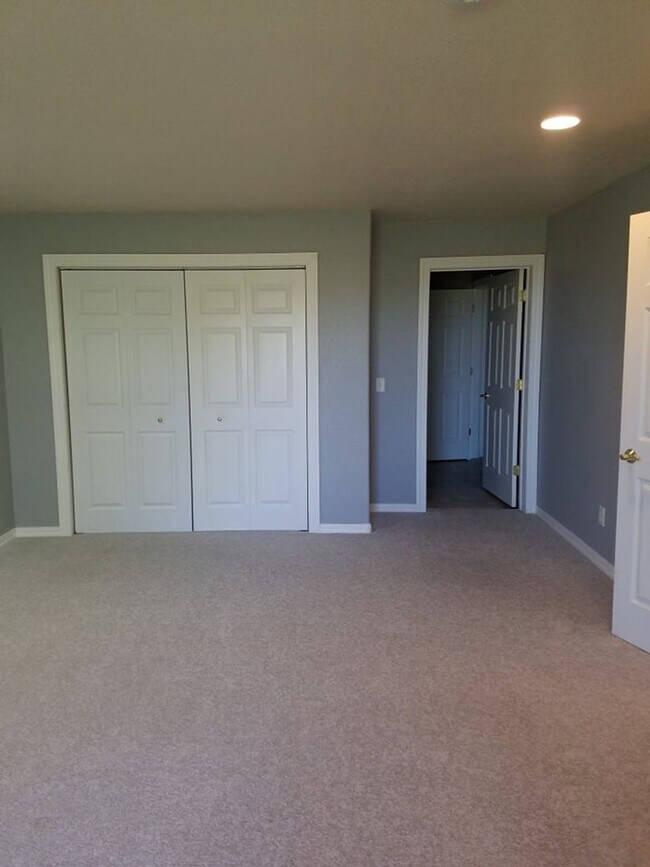 Building Photo - Beautiful Townhouse with Magnificent City Views.