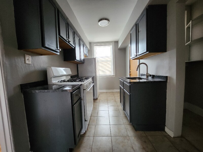 Building Photo - 644 N Mayfield Ave