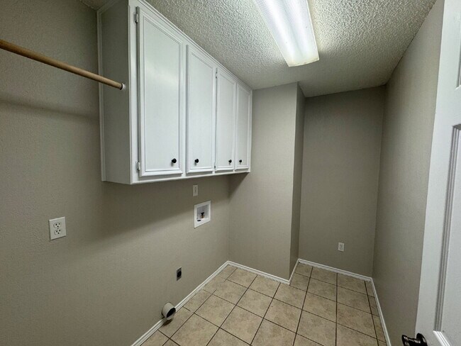 Building Photo - Stunning 3-Bedroom Haven with Cozy Firepla...