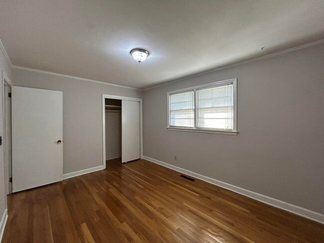 Building Photo - 523 Colonial Dr