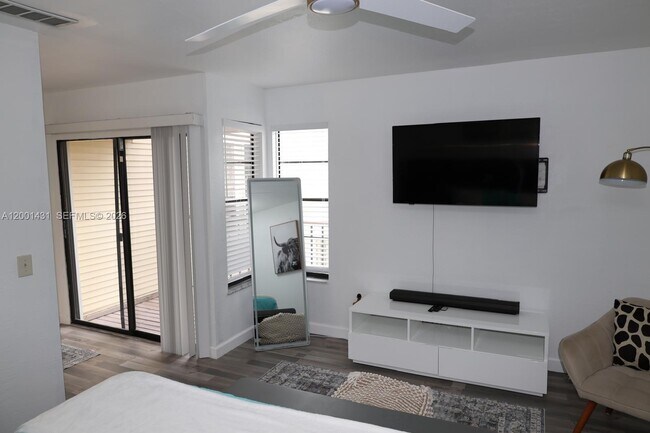 Building Photo - 1569 Shaker Cir