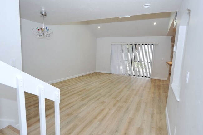 Building Photo - 3 Bedroom Townhouse - $2800/mo - ANNUAL RE...
