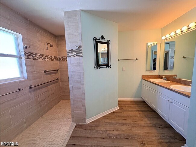 Building Photo - 3710 SW 13th Ave