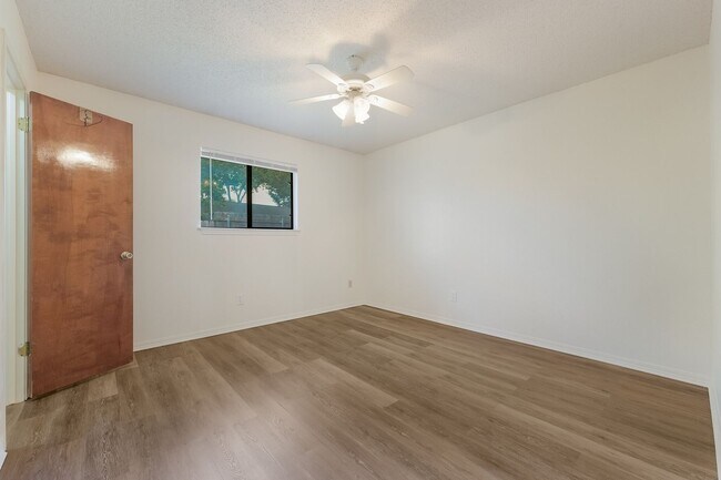 Building Photo - Spacious 2/1 Duplex in Central Taylor, Tx