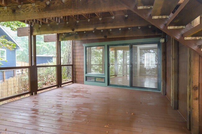 Building Photo - 3 Bed / 2 Bath Woodside home on large lot ...