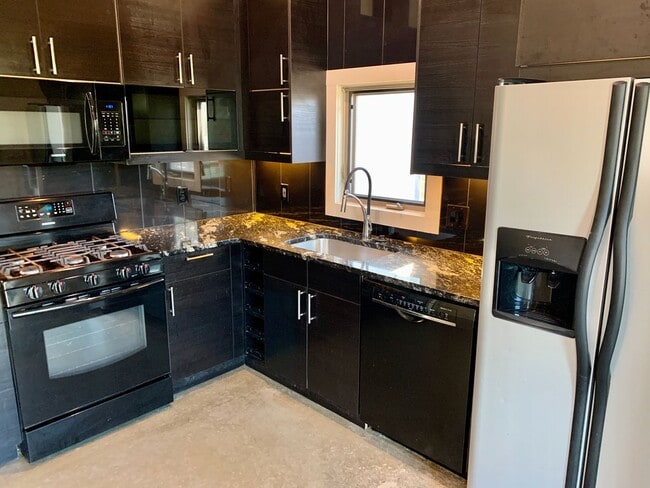 Building Photo - Modern 3 bedroom home in East Austin