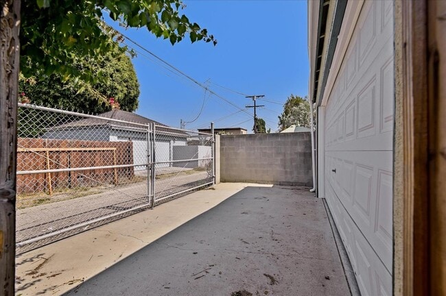 Building Photo - 3532 Maplewood Ave