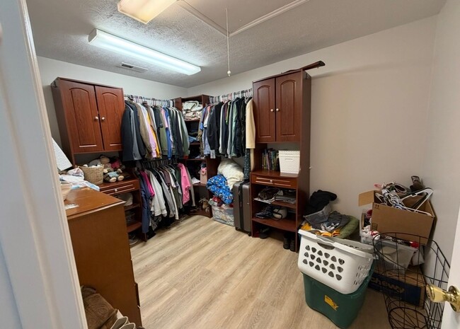 Building Photo - Roomy 5 Bedroom Home with Deck in Christiansburg