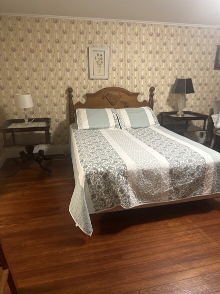 Queen bed - 7 Madison Pl